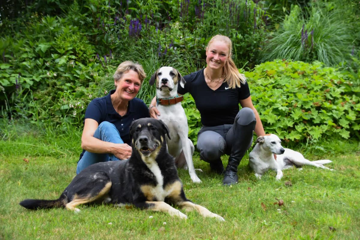 Caroline mit Hunden im Garten